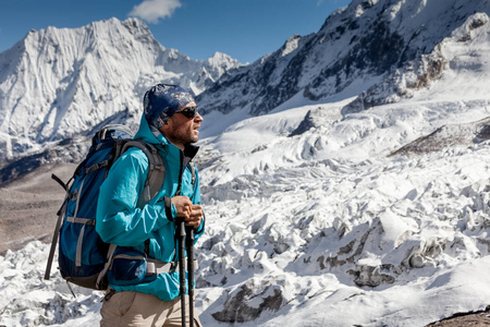 徒步旅行者在喜马拉雅山马纳斯卢峰电路上的高地