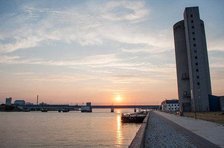 在城市的沃尔在丹麦 Masnedsund 的夕阳