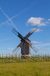 传统的木制风车的 Saaremaa 岛，爱沙尼亚。秋日阳光