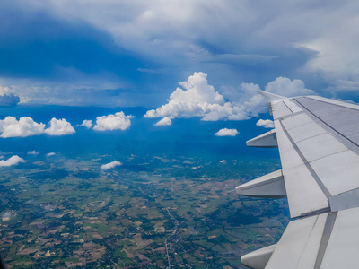 普吉岛土地上空飞行飞机机翼。从飞机窗口视图