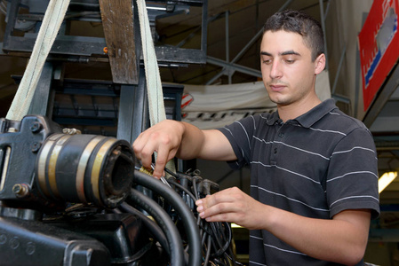 年轻男子机修工修理机动船和其他