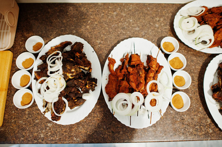 由肉制成的饭食的特写照片装饰着洋葱拉伊