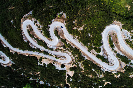 与许多曲折的道路，在 Epiru 省的鸟瞰图