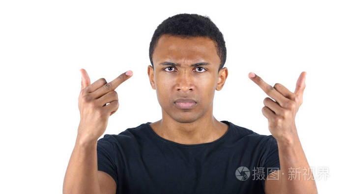 美国黑人男人显示中指