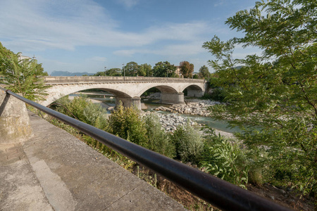在山区河流中在法国的石桥