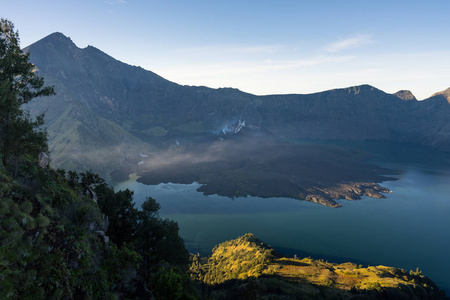 日出，龙目岛，英东瑞嘉尼活跃的火山山