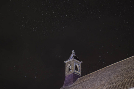 教堂尖塔对夜空，博迪，加州