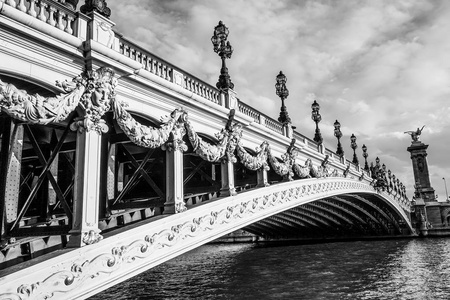 在巴黎市的惊人亚历山大三世桥