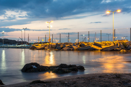 晚上的港口和海滩的黑海舰队海员，保加利亚的海景