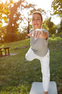 女人做户外锻炼身体的平衡图片