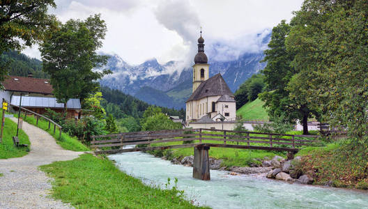 拉姆绍村和德国巴伐利亚阿尔卑斯山的一座教堂