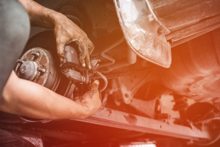 汽车机械修理刹车垫自动修复在车库里，专业
