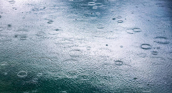 抽象的背景下，在水面上的雨滴