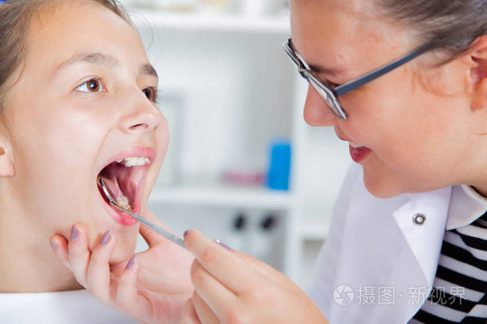 小女孩张大嘴宽期间治疗 h 的特写镜头
