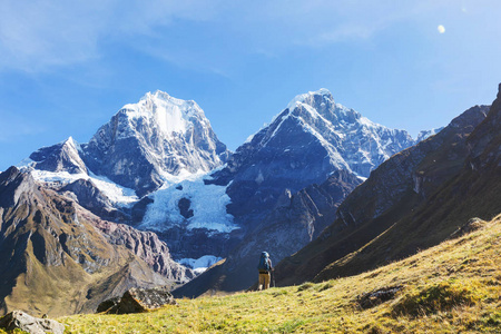 徒步旅行在科迪勒拉山系的场景