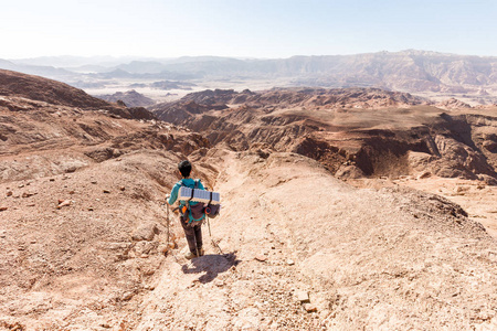背包客降徒步山岭石沙漠景观