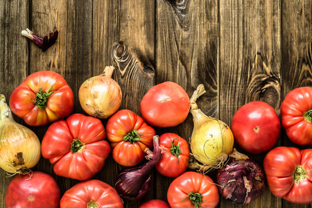 农场新鲜有机蔬菜，西红柿，洋葱，letcho 成分对木制背景