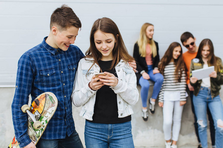 在室外使用手机的青少年群体