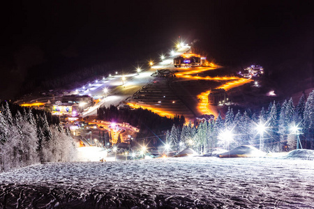 晚上高山滑雪