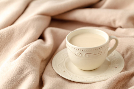 喝杯热茶加柠檬穿着针织温暖冬季围巾 o
