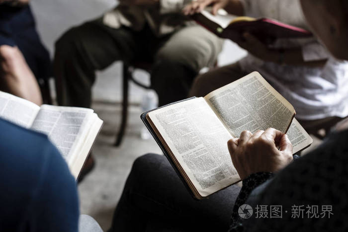 人们读圣经和祷告