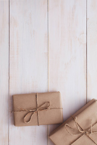 礼品盒和红丝带与木材背景与空间上的标记，平躺