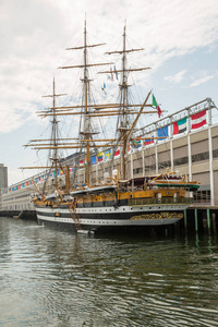 高大船停靠在美国波士顿马萨诸塞州