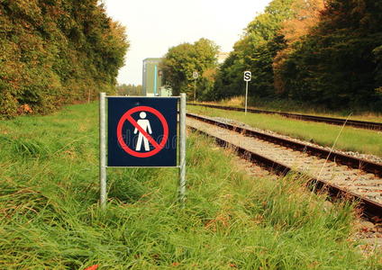 禁止进入铁路区域的标志