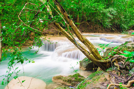 泰国坎查纳布里的丛林瀑布