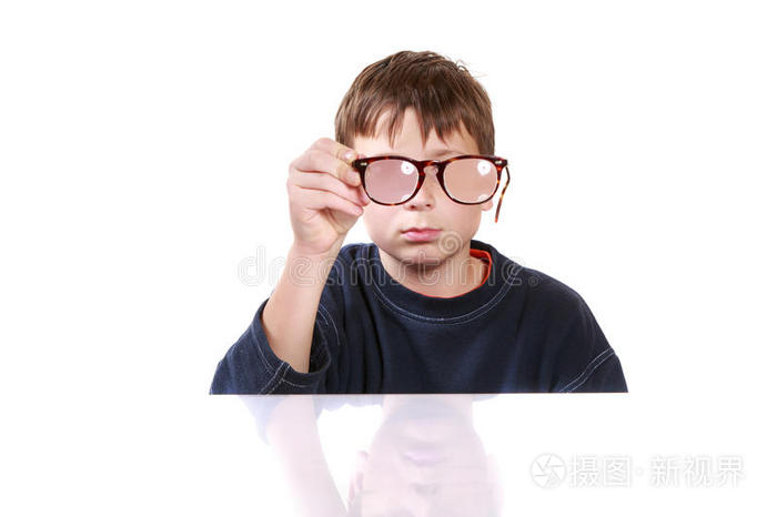 戴眼镜视力低下的男孩