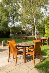 英国科茨沃尔德区的花园和餐桌