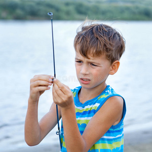 夏天在河里钓鱼的男孩