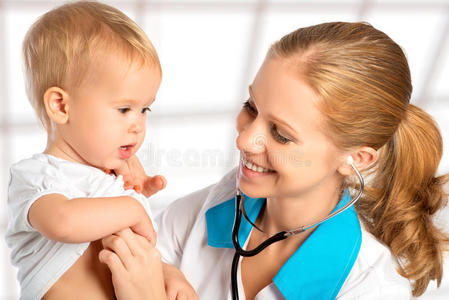 婴儿和儿科医生。医生用s倾听心脏
