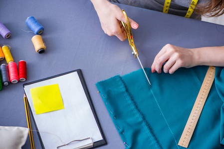 女裁缝工作服装缝纫拼接测量法