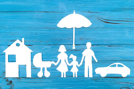 家庭与童车伞下的纸剪影