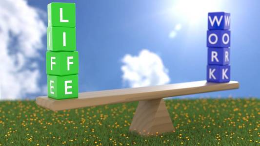 阳光明媚的日子，用绿色骰子在绿色草地上跷跷板