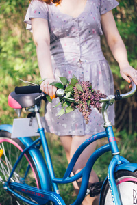 Vitage 女孩骑自行车与花