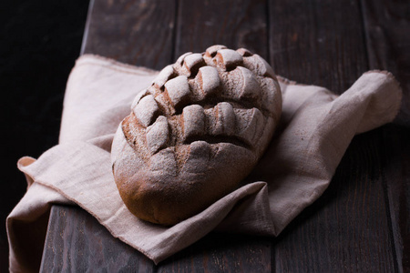 新鲜出炉的木桌上的传统面包
