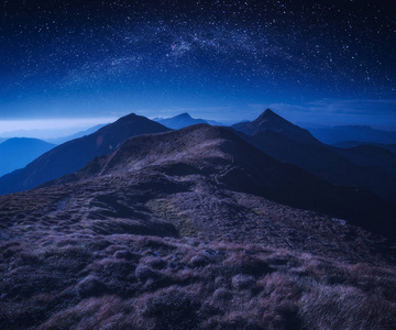 上方山山脊布满星星的夜空