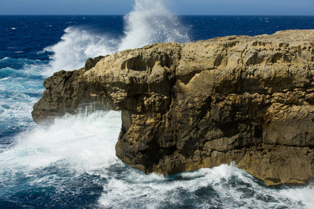 马耳他戈佐岛海岸线，狂浪和岩石，蓝蓝的天空海地平线