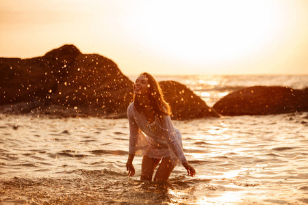 幸福的黑发女人轻夏装在海上玩