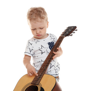 可爱的小男孩用声学吉他