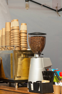 咖啡豆在磨机上论文铜的背景