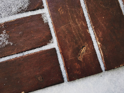 白雪覆盖的木制通道