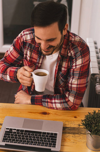 年轻英俊的男人喝下午茶