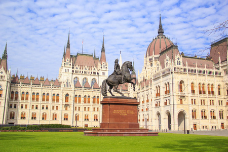 美丽的景色的费伦茨 Ii Rakoki 在匈牙利首都布达佩斯，匈牙利议会前菲尔 Kosuta 广场纪念碑