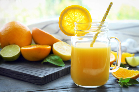 梅森罐新鲜橙汁在桌子上