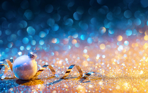 圣诞饰品上闪光景金蓝色与球和流光