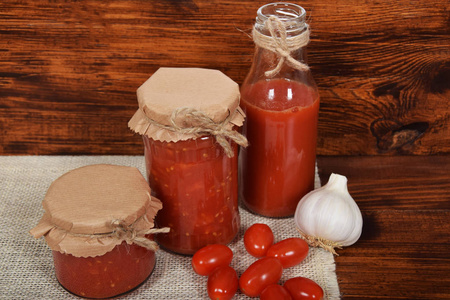 甜美新鲜的番茄汁，大蒜具有文本的空白区域