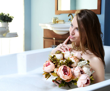 躺在浴缸里用束鲜花酒店水疗中心豪华时尚女人